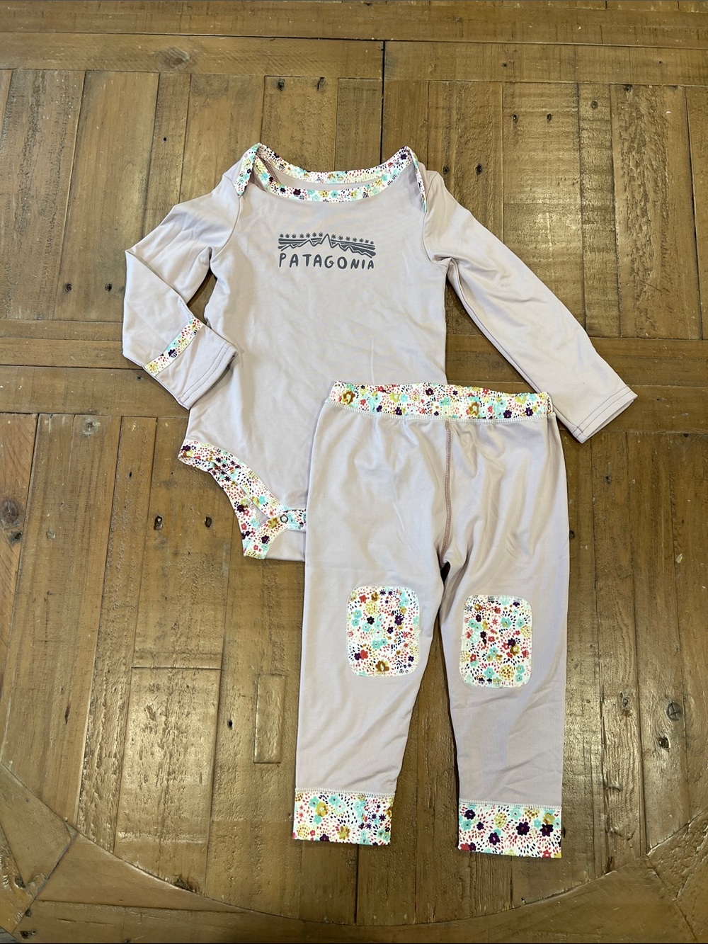 Patagonia logo capeline base layer long sleeve shirt and pants set 12-18 months